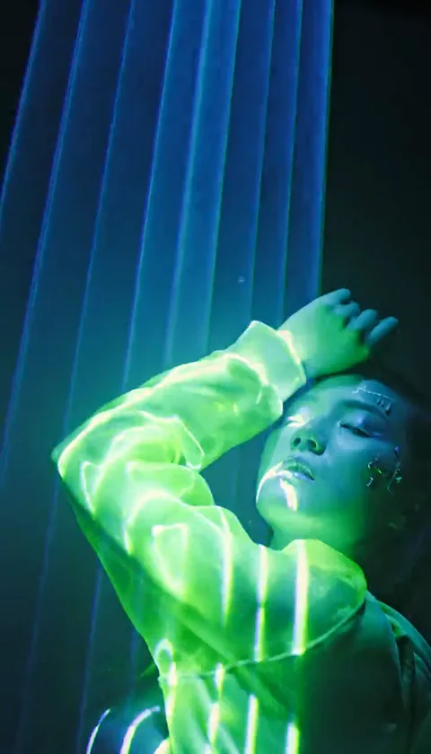 Neon-Solo-Bühne